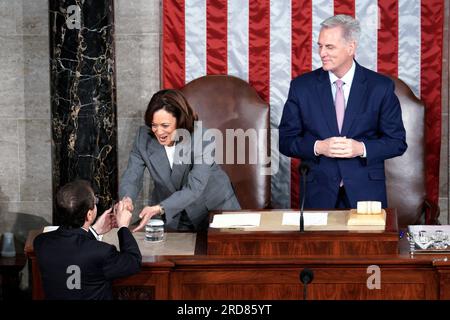 Washington, Stati Uniti. 19 luglio 2023. STATI UNITI Il Vicepresidente Kamala Harris e il Presidente della camera Kevin McCarthy salutano il Presidente israeliano Isaac Herzog mentre arriva per affrontare una riunione congiunta degli Stati Uniti Congresso su Capitol Hill a Washington il 19 luglio 2023. Foto di Yuri Gripas/ABACAPRESS.COM credito: Abaca Press/Alamy Live News Foto Stock