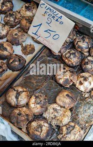 Cipolle italiane al forno (traduzione: cipolla forno) vendute in un mercato in Italia, verticale Foto Stock