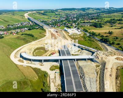 Nuovo frammento di autostrada in costruzione sulla strada Zakopianka in Polonia da Rdzawka a Nowy Targe sopra Klikuszowa, principale luogo di ingorghi stradali. Stato Foto Stock