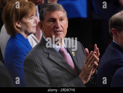 Washington, Stati Uniti. 19 luglio 2023. Il senatore Joe Manchin, D-WV, applaude quando il presidente israeliano Isaac Herzog arriva per affrontare una riunione congiunta del Congresso negli Stati Uniti Capitol a Washington DC, mercoledì 19 luglio 2023. Il discorso ha lo scopo di commemorare il 75° anniversario dello stato di Israele e di riaffermare le relazioni tra Stati Uniti e Israele. Foto di Bonnie Cash/UPI . Crediti: UPI/Alamy Live News Foto Stock