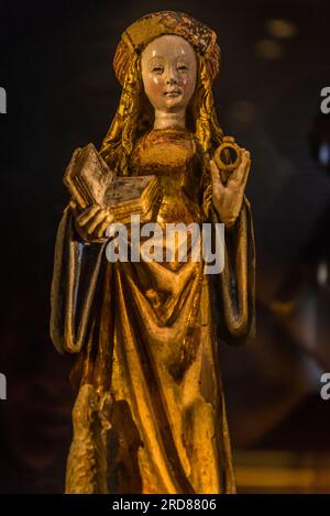 Francese !V secolo scultura religiosa di sant'Agnese in legno Museo Marmottan di Monet, un museo d'arte dedicato all'artista Claude Monet, Parigi, Franc Foto Stock