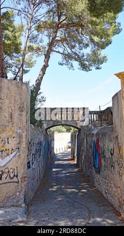 Chiesa e castello della città di Llorens del Penedes, Bajo Panadés, Tarragona, Catalogna, Spagna, Europa Foto Stock