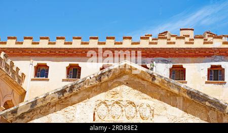 Chiesa e castello della città di Llorens del Penedes, Bajo Panadés, Tarragona, Catalogna, Spagna, Europa Foto Stock