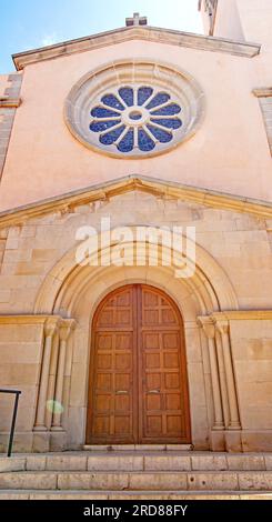 Chiesa e castello della città di Llorens del Penedes, Bajo Panadés, Tarragona, Catalogna, Spagna, Europa Foto Stock