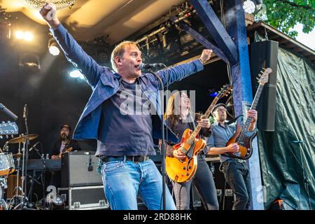 Der deutsche Sänger Thees Uhlmann mit Band dal vivo beim Orange Blossom Special Festival, Beverungen, Deutschland | cantante tedesco Thees Uhlmann con Ba Foto Stock