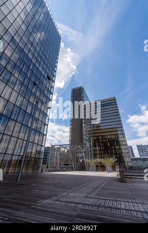 Vista esterna di una torre della biblioteca Francois Mitterrand e dell'ingresso alla Bibliothèque Nationale de France (BNF), Parigi, Francia Foto Stock