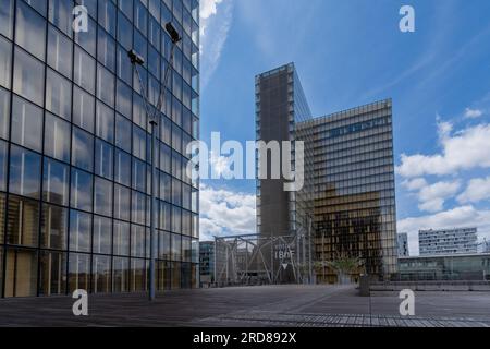 Vista esterna di una torre della biblioteca Francois Mitterrand e dell'ingresso alla Bibliothèque Nationale de France (BNF), Parigi, Francia Foto Stock