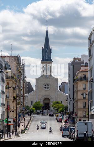 Vista a distanza della chiesa cattolica di Notre-Dame de la Gare, situata in Place Jeanne d'Arc, nel tredicesimo arrondissement di Parigi, in Francia Foto Stock