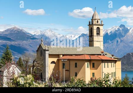 Veduta della Chiesa di Sant Michele sopra il Lago di Como a Vignola, Provincia di Como, Lombardia, Italia Foto Stock