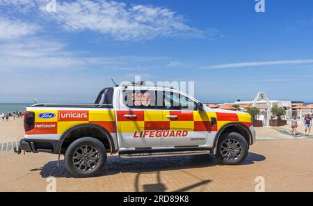 Bagnino belga Ford Ranger Wildtares, prelievo in fuoristrada presso la località balneare di Koksijde / Coxyde lungo la costa del Mare del Nord, Fiandre occidentali, Belgio Foto Stock