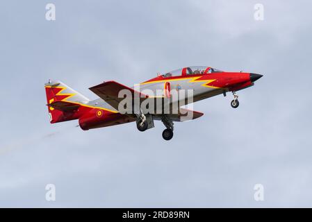 CASA C-101 Aviojet jet del team spagnolo Patrulla Aguila display in volo al Royal International Air Tattoo Airshow, Regno Unito Foto Stock