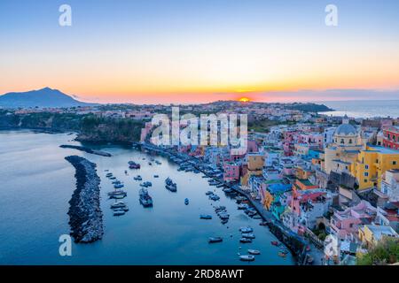Aereo di Marina di Corricella al tramonto, Procida, Isole Flegree, Campania, Italia, Europa Foto Stock