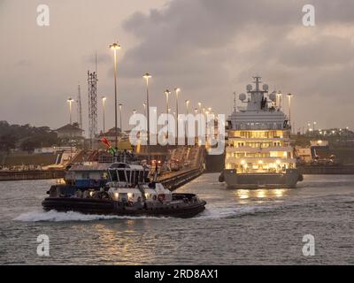 Spedizione e chiusura, Canale di Panama, Panama, America centrale Foto Stock