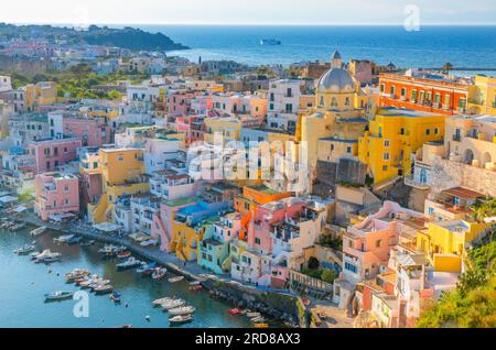 Aereo di Marina di Corricella al tramonto, Procida, Isole Flegree, Campania, Italia, Europa Foto Stock