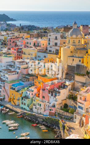 Aereo di Marina di Corricella al tramonto, Procida, Isole Flegree, Campania, Italia, Europa Foto Stock