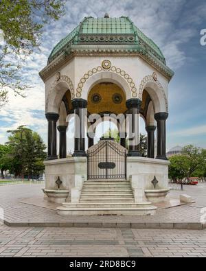 Fontana tedesca, o Alman Cesmesi, una fontana in stile gazebo all'estremità settentrionale del vecchio ippodromo, o Piazza Sultanahmet, Istanbul, Turchia Foto Stock