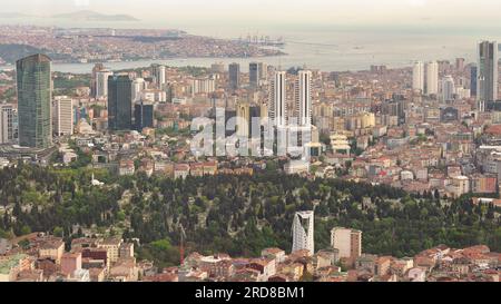 Vista aerea della città dal grattacielo Sapphire di Istanbul che si affaccia sul Bosforo prima del tramonto, Istanbul, Turchia Foto Stock