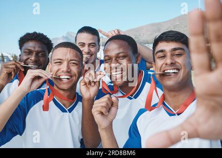 Uomini in selfie, medaglia e vincitore, competizione di calcio e sport, gruppo di atleti sul campo, diversità e successo. Ritratto, giovane giocatore di calcio maschile Foto Stock