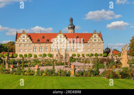 Castello rinascimentale di Weikersheim con giardino barocco nella valle di Taubertal, Weikersheim, Romantic Road, Baden-Wurttemberg, Germania, Europa Foto Stock