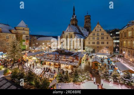 Mercatino di Natale in piazza Schillerplatz di fronte alla chiesa Stiftskirche, Stoccarda, Baden-Wurttemberg, Germania, Europa Foto Stock