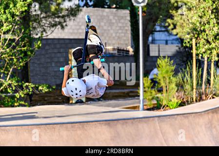 Giovane che pratica lo Scootering (Freestyle Scootering) nel nuovo Skatepark del parco centrale di Igualada, Barcellona, Spagna Foto Stock