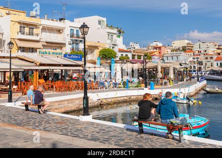 Passeggiata sul lago Voulismeni, Agios Nikolaos, Lasithi, Creta, Isole greche, Grecia, Europa Foto Stock