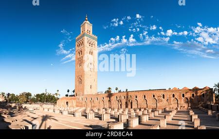 Panoramica dell'antica moschea di Koutoubia e della torre del minareto, sito patrimonio dell'umanità dell'UNESCO, Marrakech, Marocco, Nord Africa, Africa Foto Stock