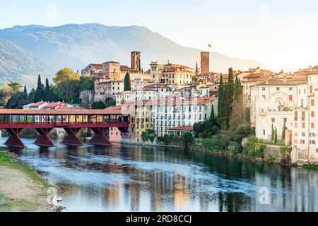 Il centro storico di Bassano del Grappa si affaccia sul fiume Brenta all'alba, provincia di Vicenza, Veneto, Italia, Europa Foto Stock