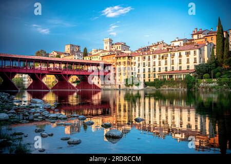 Tramonto sull'iconico ponte Vecchio riflesso nel fiume Brenta, Bassano del Grappa, provincia di Vicenza, Veneto, Italia, Europa Foto Stock