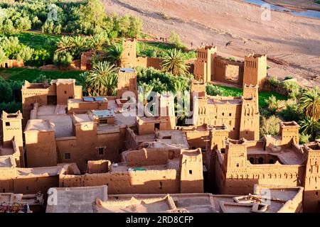 Tramonto sugli antichi castelli di Ait Ben Haddou, sito patrimonio dell'umanità dell'UNESCO, provincia di Ouarzazate, Marocco, Nord Africa, Africa Foto Stock