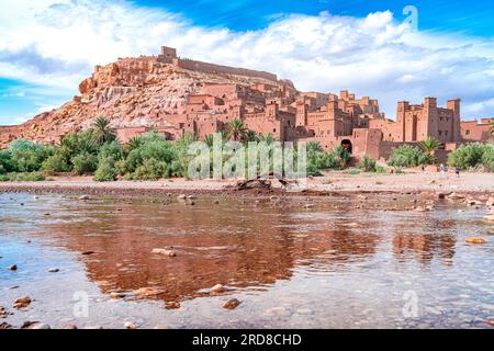 Villaggio fortificato di Ait Ben Haddou, sito patrimonio dell'umanità dell'UNESCO, riflesso nell'acqua di un'oasi desertica, provincia di Ouarzazate, Marocco Foto Stock
