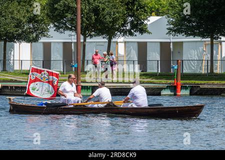 19 luglio 2023. Le barche a remi che partecipano all'evento annuale Swan upping sul Tamigi hanno raggiunto la città di Henley-on-Thames nell'Oxfordshire, Inghilterra, oggi. I partecipanti delle adorate gilde di tintori e viticoltori e le tomaie del cigno del re si fermarono al Leander Club per il pranzo. Foto Stock