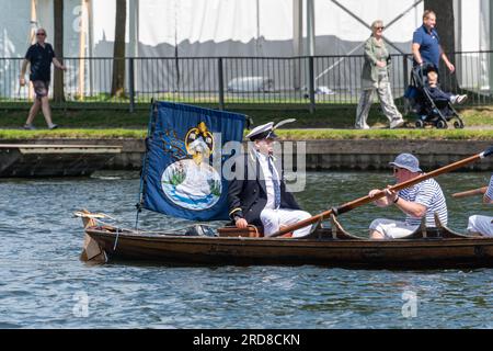 19 luglio 2023. Gli sciatori che partecipano all'evento annuale Swan upping sul Tamigi hanno raggiunto la città di Henley-on-Thames nell'Oxfordshire, Inghilterra, oggi. I partecipanti delle adorate corporazioni di tintori e viticoltori e le tomaie del cigno del re si fermarono al Leander Club per il pranzo. Foto Stock