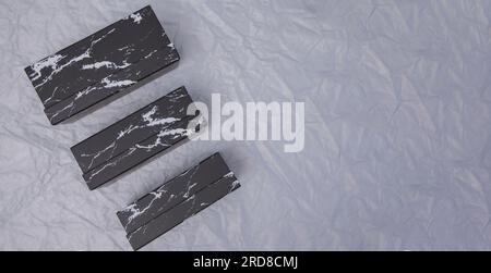 Scatole di cartone nere vuote per regali e regali. scatole per l'imballaggio di merci dai negozi.pacchetti festivi Foto Stock