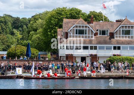 19 luglio 2023. Le barche a remi che partecipano all'evento annuale Swan upping sul Tamigi hanno raggiunto la città di Henley-on-Thames nell'Oxfordshire, Inghilterra, oggi. I partecipanti delle adorate gilde di tintori e viticoltori e le tomaie del cigno del re si fermarono al Leander Club per il pranzo. Foto Stock