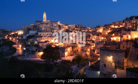 Vista sulla città di Matera di notte, Matera, Basilicata, Italia, Europa Foto Stock