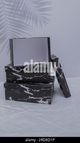 Scatole di cartone nere vuote per regali e regali. scatole per l'imballaggio di merci dai negozi.pacchetti festivi Foto Stock