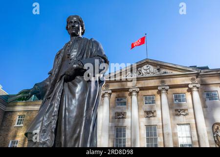 Statua di Thomas Guy, King's College, Londra, Inghilterra, Regno Unito, Europa Foto Stock