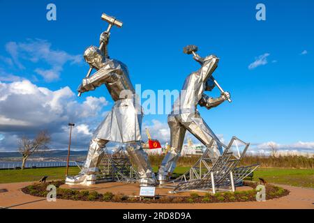 I costruttori navali delle statue di Port Glasgow, Inverclyde, Coronation Park, Port Glasgow, Scozia, Regno Unito, Europa Foto Stock