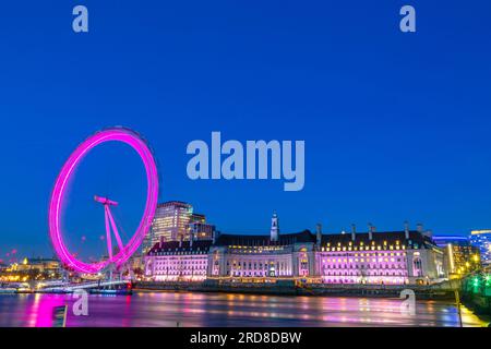 London Eye e London County Hall Buiding, al tramonto, River Tames, Londra, Inghilterra, Regno Unito, Europa Foto Stock