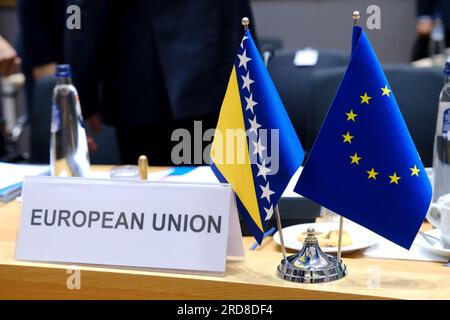 Bruxelles, Belgio. 19 luglio 2023. Bandiere dell'Unione europea e della Bosnia-Erzegovina durante il Consiglio di stabilizzazione e di associazione tenutosi a Bruxelles, in Belgio, il 19 luglio 2023. Credito: ALEXANDROS MICHAILIDIS/Alamy Live News Foto Stock