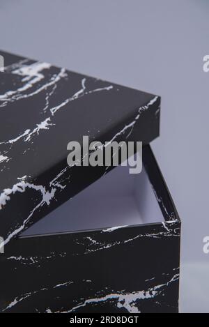 Scatole di cartone nere vuote per regali e regali. scatole per l'imballaggio di merci dai negozi.pacchetti festivi Foto Stock