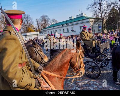 Attore nel ruolo di Jozef Pilsudski in carrozza, National Independence Day Horse Parade, Lazienki Park (Royal Baths Park), Varsavia, Voivodato Masovia, Polonia Foto Stock