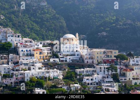 Vista della città in primavera, Positano, Costiera Amalfitana, sito patrimonio dell'umanità dell'UNESCO, Campania, Italia, Europa Foto Stock