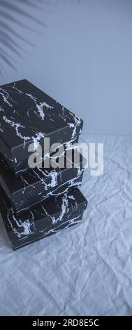 Scatole di cartone nere vuote per regali e regali. scatole per l'imballaggio di merci dai negozi.pacchetti festivi Foto Stock