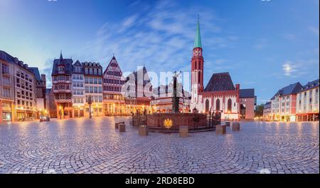 Vecchie case medievali in legno e una fontana sulla piazza del mercato di Francoforte sul meno la mattina presto. Germania. Foto Stock