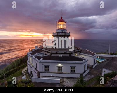 Faro di Farol do Arnel all'alba in una mattinata nuvolosa, isola di Sao Miguel, Azzorre, Portogallo, Atlantico, Europa Foto Stock