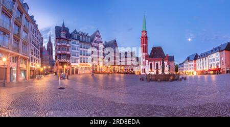 Vecchie case medievali in legno e una fontana sulla piazza del mercato di Francoforte sul meno la mattina presto. Germania. Foto Stock