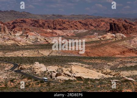 Un camper per camper per un veicolo ricreativo viaggia lungo l'autostrada di White Domes Road attraverso il Valley of Fire State Park, Nevada, Stati Uniti Foto Stock