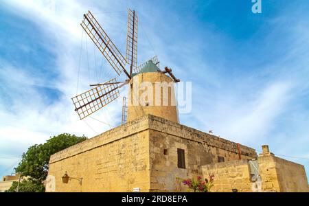 Ta' Kola Windmill, costruito nel 1725, ora museo, Xaghra, Gozo, Malta, Mediterraneo, Europa Foto Stock